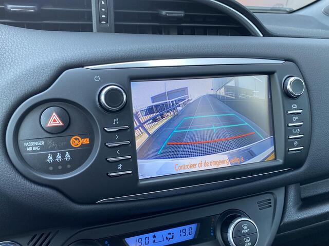 Toyota YARIS 1.5 Hybrid Bi-Tone | Airconditioning | Navigatie | Achteruitrij camera | Zeer nette auto | Automaat |