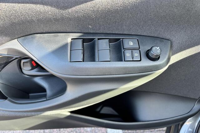 Toyota YARIS Cross 1.5 Hybrid 115 First Edition Parkeersensoren, Apple carplay, Android auto.