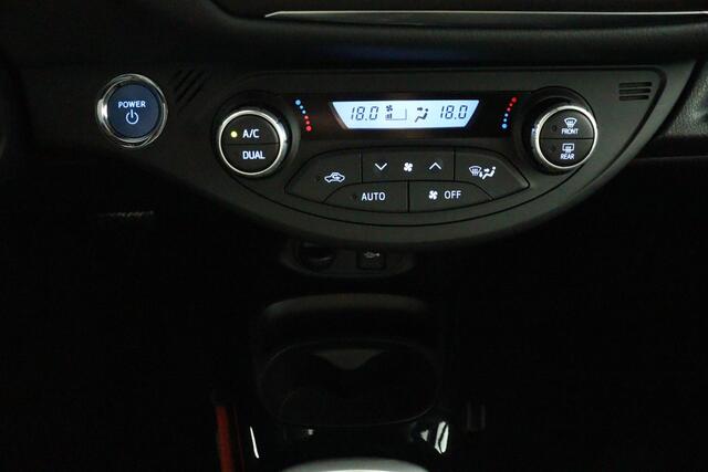 Toyota YARIS 1.5 Hybrid Bi-Tone | Cilmaat control |