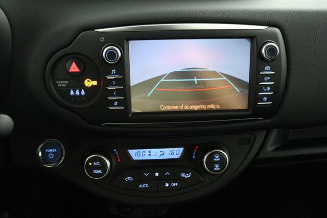 Toyota YARIS 1.5 Hybrid Bi-Tone | Cilmaat control |