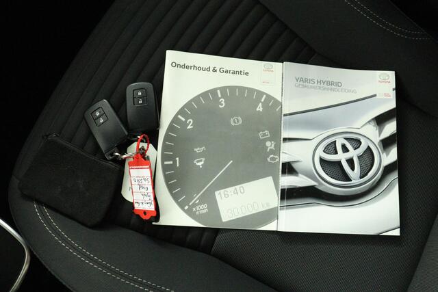 Toyota YARIS 1.5 Hybrid Bi-Tone | Cilmaat control |