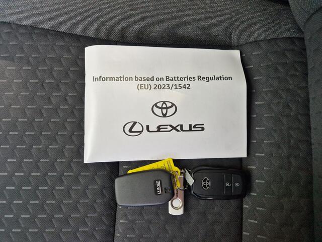 Toyota YARIS Cross 1.5 Hybrid 115 First Edition Automaat / Stoelverwarming / Apple Carplay Android Auto / adaptieve cruise control / Keyless Entry/Start / climate control / Achteruitrijcamera /