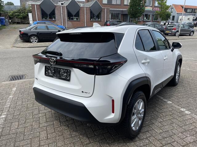 Toyota YARIS Cross 1.5 Hybrid 115 Business Automaat 2 Persoons Auto met laadvloer.
