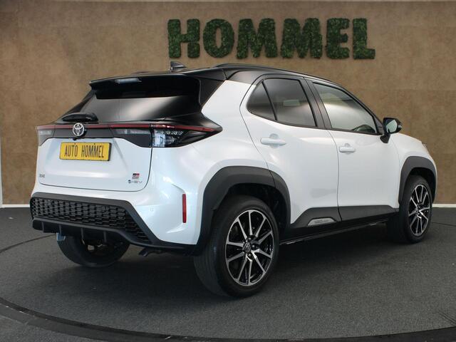 Toyota YARIS Cross 1.5 Hybrid 130 GR Sport - DIRECT UIT VOORRAAD LEVERBAAR - MEERDERE BESCHIKBAAR - HEAD-UP DISPLAY - ELEKTRISCHE ACHTERKLEP - PARKEERSENSOREN VOOR EN ACHTER - JBL GELUIDSINSTALLATIE - DODEHOEK DETECTIE