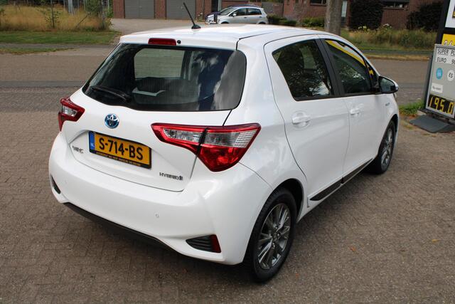 Toyota YARIS 1.5 Hybrid Achteruitrijcamera, CC, Bluetooth, NAVI, ECC, Leder, Grootlicht assistent, 15" LMV