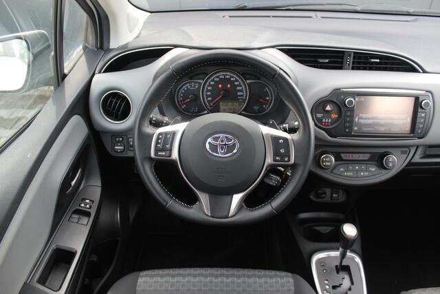 Toyota YARIS 1.3 VVT-i Trend 100pk Automaat | incl. 12 maanden garantie | Cruise control | Navigatie | Achteruitrijcamera | Climate control | Lane assist | Bluetooth | 15" velgen | 100% onderhouden |
