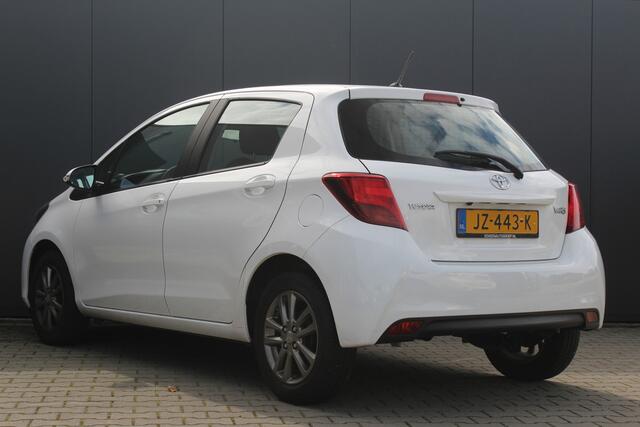 Toyota YARIS 1.3 VVT-i Trend 100pk Automaat | incl. 12 maanden garantie | Cruise control | Navigatie | Achteruitrijcamera | Climate control | Lane assist | Bluetooth | 15" velgen | 100% onderhouden |