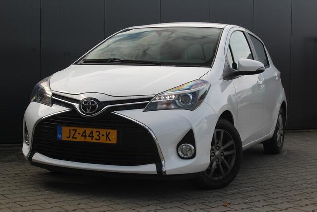 Toyota YARIS 1.3 VVT-i Trend 100pk Automaat | incl. 12 maanden garantie | Cruise control | Navigatie | Achteruitrijcamera | Climate control | Lane assist | Bluetooth | 15" velgen | 100% onderhouden |