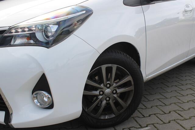 Toyota YARIS 1.3 VVT-i Trend 100pk Automaat | incl. 12 maanden garantie | Cruise control | Navigatie | Achteruitrijcamera | Climate control | Lane assist | Bluetooth | 15" velgen | 100% onderhouden |