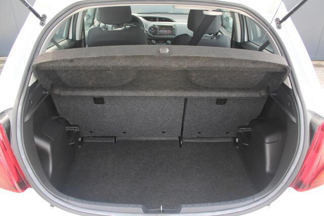 Toyota YARIS 1.3 VVT-i Trend 100pk Automaat | incl. 12 maanden garantie | Cruise control | Navigatie | Achteruitrijcamera | Climate control | Lane assist | Bluetooth | 15" velgen | 100% onderhouden |