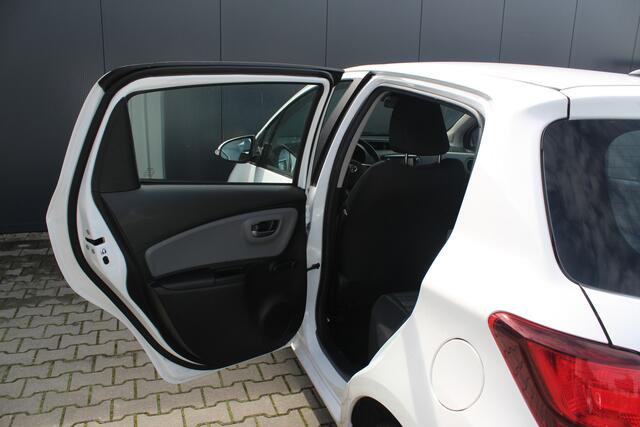Toyota YARIS 1.3 VVT-i Trend 100pk Automaat | incl. 12 maanden garantie | Cruise control | Navigatie | Achteruitrijcamera | Climate control | Lane assist | Bluetooth | 15" velgen | 100% onderhouden |