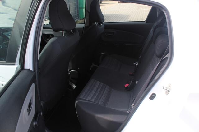 Toyota YARIS 1.3 VVT-i Trend 100pk Automaat | incl. 12 maanden garantie | Cruise control | Navigatie | Achteruitrijcamera | Climate control | Lane assist | Bluetooth | 15" velgen | 100% onderhouden |