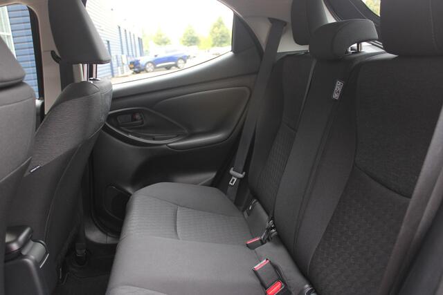 Toyota YARIS 1.5 Hybrid 115PK DYNAMIC | ACHTERUITRIJ CAMERA | ADAPTIVE CRUISE CONTROL | ELEKTRISCHE RAMEN VOOR / ACHTER | DAB+ RADIO | APPLE CARPLAY / ANDROID AUTO | CLIMATE CONTROL | ALL SEASONS BANDEN | LED VERLICHTING | MISTLAMPEN VOOR |