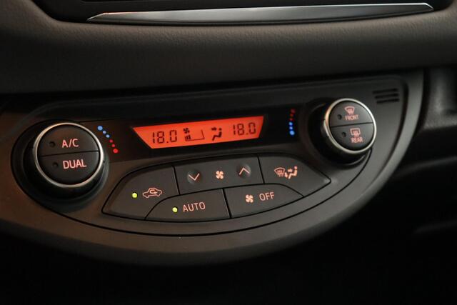 Toyota YARIS 1.3 VVT-i Dynamic Bi-Tone | Climate control | Camera | Stoelverwarming |