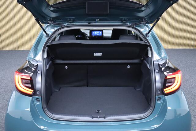 Toyota YARIS 1.5 Hybrid 115 Dynamic + Comfort Pack | ¤2.000,- Voorraad Voordeel! | Parkeerhulp | Dodehoekdetectie | Camera | Maps Navigatie | Keyless | Clima | Dodehoekdetectie