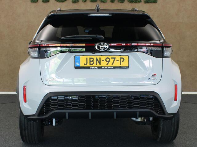 Toyota YARIS Cross 1.5 Hybrid 130 GR Sport - DIRECT UIT VOORRAAD LEVERBAAR - MEERDERE BESCHIKBAAR - HEAD-UP DISPLAY - ELEKTRISCHE ACHTERKLEP - PARKEERSENSOREN VOOR EN ACHTER - JBL GELUIDSINSTALLATIE - DODEHOEK DETECTIE