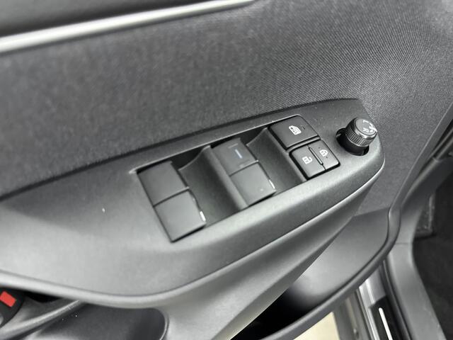 Toyota YARIS Cross 1.5 Hybrid 115 First Edition Limited | Apple Carplay/Android Auto | Stoel-/Stuur verwarming | Parkeersensoren | Metaallak |
