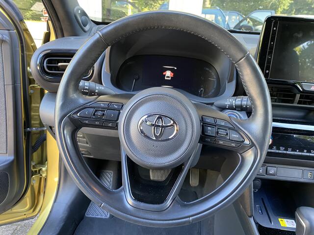 Toyota YARIS TOYOTA CROSS ADVENTURE TWO TONE JBL PREMIUM AUDIO/ KEYLESSS ENTRY + START /LED VERL./DODEHOEKDETECTIE/ CLIMA CONTR./NAVI fULLMAP/ ACHTERUITRIJ CAMERA/CRUISE CONTR./VERW. VOORSTOELEN IN HOOGTE VERST.B./PARK. SENS. V+A/HEAD UP DISPLAY nieuwprijs ¤39.000
