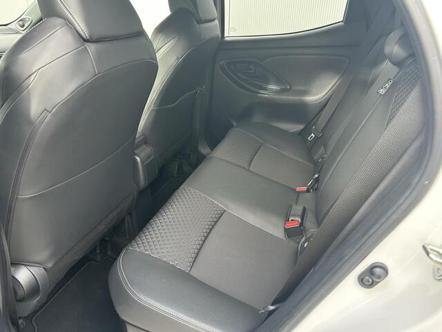 Toyota YARIS 1.5 Hybrid Executive / Navigatie / Camera / Cruise Control Adaptief / Stoelverwarming Voorzijde / Climate Control /