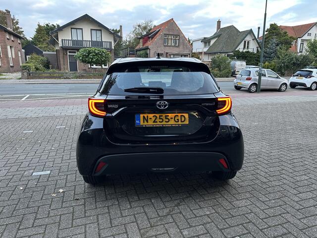 Toyota YARIS 1.5 Hybrid Dynamic 7.400 km! Toyota-dealer onderhouden, alle beurten gehad. Toyota 10 jaar garantie.