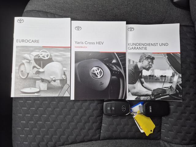 Toyota YARIS Cross 1.5 Hybrid 130 TeamPlayer Automaat Dynamic / tot 10 jaar Garantie / Winter Pakket / Safety Pakket / Adaptief CC / Stuur-, Stoel en voorruitverwarming / Draadloze telefoon lader / Apple Carplay Android Auto / Achteruitrijcamera /