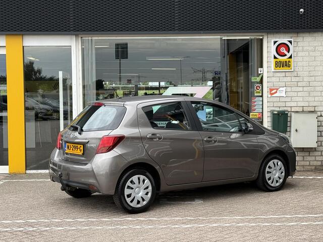 Toyota YARIS 1.3 VVT-i Aspiration | NAP | Trekhaak | Achteruitrijcamera | Cruise Control | Airco | BT-Telefoonfunctie |