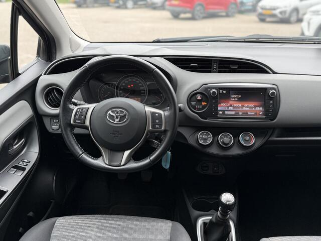 Toyota YARIS 1.3 VVT-i Aspiration | NAP | Trekhaak | Achteruitrijcamera | Cruise Control | Airco | BT-Telefoonfunctie |