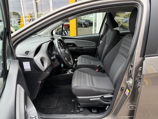 Toyota YARIS 1.3 VVT-i Aspiration | NAP | Trekhaak | Achteruitrijcamera | Cruise Control | Airco | BT-Telefoonfunctie |