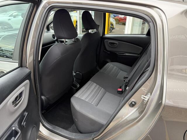 Toyota YARIS 1.3 VVT-i Aspiration | NAP | Trekhaak | Achteruitrijcamera | Cruise Control | Airco | BT-Telefoonfunctie |