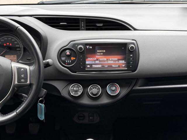 Toyota YARIS 1.3 VVT-i Aspiration | NAP | Trekhaak | Achteruitrijcamera | Cruise Control | Airco | BT-Telefoonfunctie |