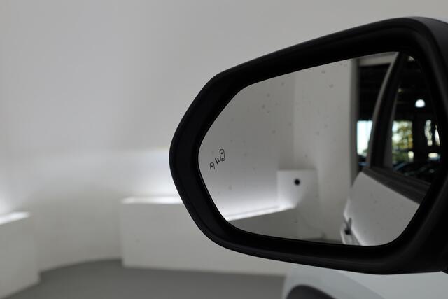 Toyota YARIS Cross 1.5 Hybrid 130 Teamplayer | Pearl White parelmoer | Winter pack | Safety Pack | Adapt. Cruise | Camera