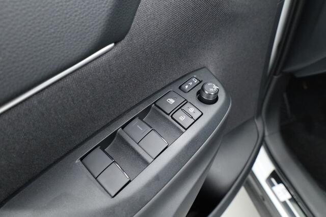 Toyota YARIS Cross 1.5 Hybrid 130 Teamplayer | Pearl White parelmoer | Winter pack | Safety Pack | Adapt. Cruise | Camera