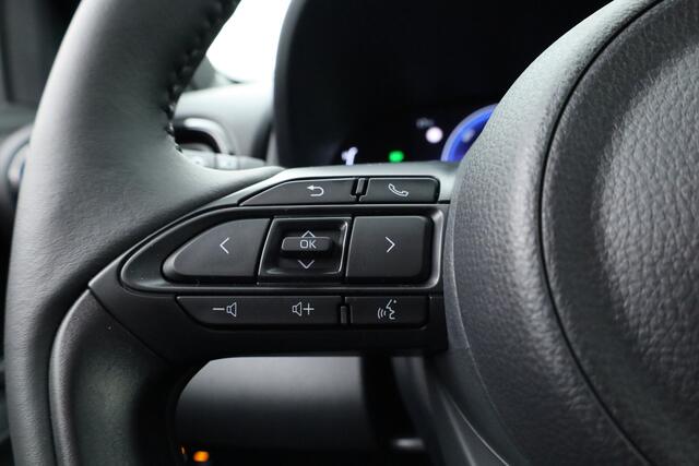 Toyota YARIS Cross 1.5 Hybrid 130 Teamplayer | Pearl White parelmoer | Winter pack | Safety Pack | Adapt. Cruise | Camera