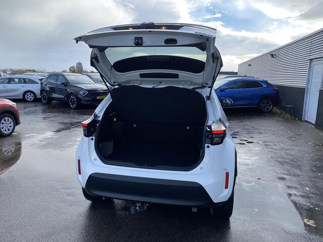 Toyota YARIS Cross 1.5 Hybrid First Edition Trekhaak, 1e eign. NL-auto, Navigatie, Privacy glass, LED, Smart Key, Achteruitrijcamera, Adaptieve cruise control