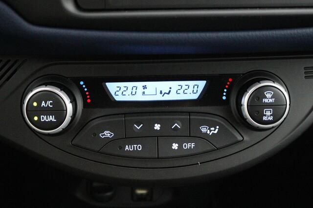 Toyota YARIS 1.5 Hybrid Bi-Tone | Climate control | Cruise control | Keyless | Parkeercamera |