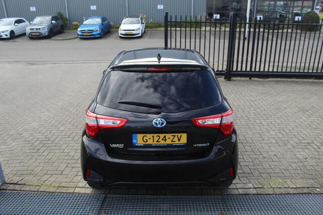 Toyota YARIS 1.5 Hybrid Dynamic /Automaat/Orig.NL auto/Achteruitrijcamera/Climate control/Cruise control/Keyless/Navi by app/Privacy glass/Mistlampen/Licht metalen velgen