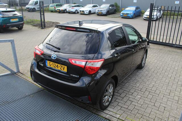 Toyota YARIS 1.5 Hybrid Dynamic /Automaat/Orig.NL auto/Achteruitrijcamera/Climate control/Cruise control/Keyless/Navi by app/Privacy glass/Mistlampen/Licht metalen velgen