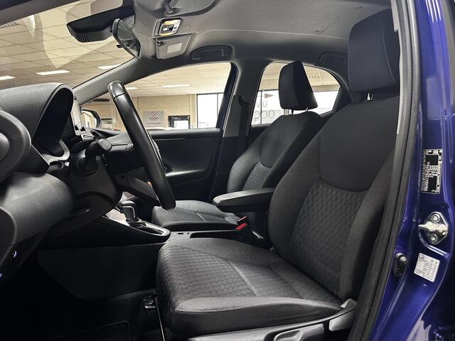 Toyota YARIS 1.5 Hybrid Dynamic/ NIEUW MODEL!/ Dealer Onderhouden!/ Trekhaak!/ Automaat/ LED Koplampen/ Apple+Android/ DAB+/ 16''LMV/ Grootlichtass./ Camera/ Clima/ Navi/ Cruise/ Bluetooth/ Multi.LEDER.Stuur/ Isofix/ Getint