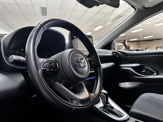 Toyota YARIS 1.5 Hybrid Dynamic/ NIEUW MODEL!/ Dealer Onderhouden!/ Trekhaak!/ Automaat/ LED Koplampen/ Apple+Android/ DAB+/ 16''LMV/ Grootlichtass./ Camera/ Clima/ Navi/ Cruise/ Bluetooth/ Multi.LEDER.Stuur/ Isofix/ Getint