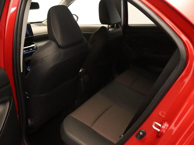 Toyota YARIS Cross 1.5 Hybrid Executive - TREKHAAK 750KG GEREMD TREKGEWICHT - HEAD-UP DISPLAY - JBL GELUIDSINSTALLATIE - PARKEERSENSOREN VOOR EN ACHTER - DODEHOEK DETECTIE - ELEKTRISCHE ACHTERKLEP - VOORRUIT, STUUR EN STOEL VERWARMING - DRAADLOZE TELEFOONLADER - NAVI