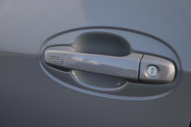 Toyota YARIS 1.5 Hybrid Bi-Tone Plus 101PK Automaat Panoramadak Navigatie Camera Clima Cruise Keyless Entry 16 inch LMV