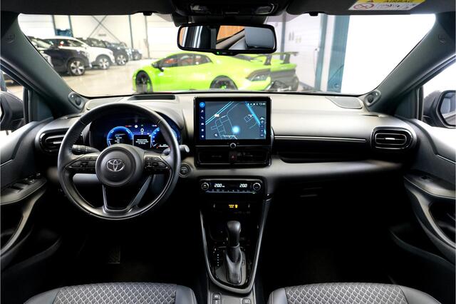Toyota YARIS 1.5 Hybrid 130 Executive Aut. PANORAMADAK + JBL AUDIO + NAVIGATIE GROOT SCHERM + HEAD-UP + ADAPT.CRUISE + LED-KOPLAMPEN + CAMERA + DODEHOEK MELDING + LANE ASSIST + STOEL-&STUURVERWARMING + PARKSENSOREN V&A + 17" LM-VELGEN!!