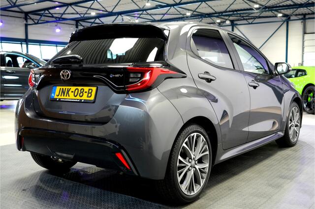 Toyota YARIS 1.5 Hybrid 130 Executive Aut. PANORAMADAK + JBL AUDIO + NAVIGATIE GROOT SCHERM + HEAD-UP + ADAPT.CRUISE + LED-KOPLAMPEN + CAMERA + DODEHOEK MELDING + LANE ASSIST + STOEL-&STUURVERWARMING + PARKSENSOREN V&A + 17" LM-VELGEN!!
