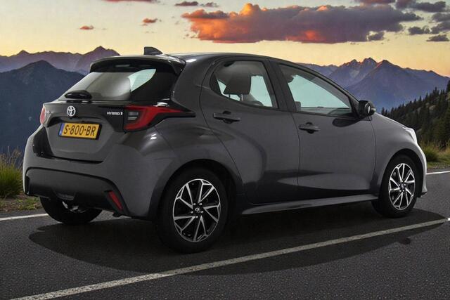 Toyota YARIS 1.5 Hybrid 85kW/115pk CVT Dynamic SOUNDPAKKET + ADAPT.CRUISE + LANE ASSIST + APPLE CARPLAY/ANDROID AUTO + LED KOPLAMPEN + CLIMA + PD-GLASS + ACHTERUITRIJCAMERA + SPORTSTOELEN + MISTLAMPEN + 16" LM-VELGEN!!