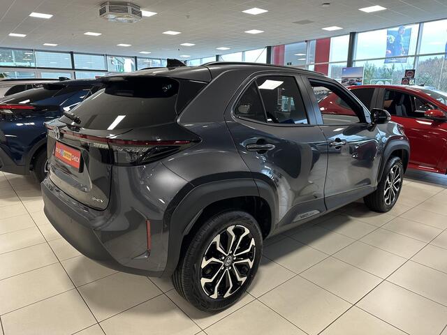 Toyota YARIS Cross 1.5 Hybrid 115 Dynamic NIEUW! Direct leverbaar! ¤ 1000,- inruilpremie Comfortpack, Parkeersensoren Voor+Achter, Stoel/stuurverwarming