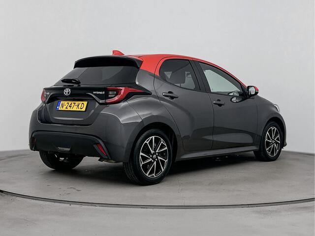 Toyota YARIS 1.5 Hybrid Tokyo Spirit Bi-Tone | NL-Auto | Verwarmde Spiegels | 16'' Lichtmetalen Velgen | Keyless GO | Navi | Automatisch Grootlicht |