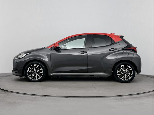 Toyota YARIS 1.5 Hybrid Tokyo Spirit Bi-Tone | NL-Auto | Verwarmde Spiegels | 16'' Lichtmetalen Velgen | Keyless GO | Navi | Automatisch Grootlicht |