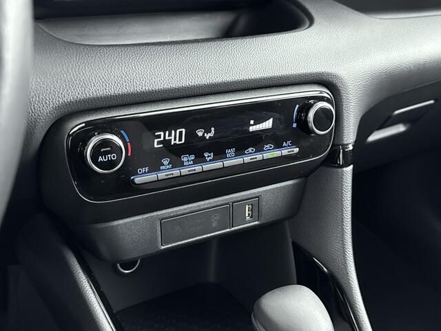 Toyota YARIS 1.5 Hybrid Tokyo Spirit Bi-Tone | NL-Auto | Verwarmde Spiegels | 16'' Lichtmetalen Velgen | Keyless GO | Navi | Automatisch Grootlicht |