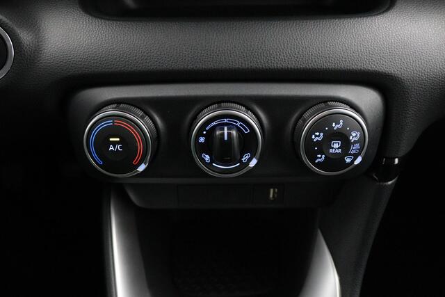 Toyota YARIS 1.5 VVT-i Dynamic | Trekhaak | Navigatie | Keyless start en entry|