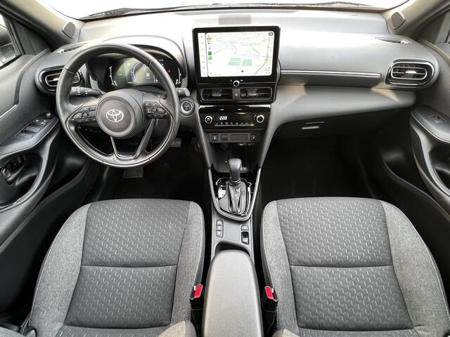 Toyota YARIS Cross 1.5 Hybrid 115 Dynamic Automaat / Fabrieksgarantie tot 05-2028 < 100.000km, tot 10 jaar mogelijk** / Navigatie via Apple Carplay Android / Stuur-, stoel- en voorruitverwarming / Camera / Adaptieve CC / 17" LM wielen /